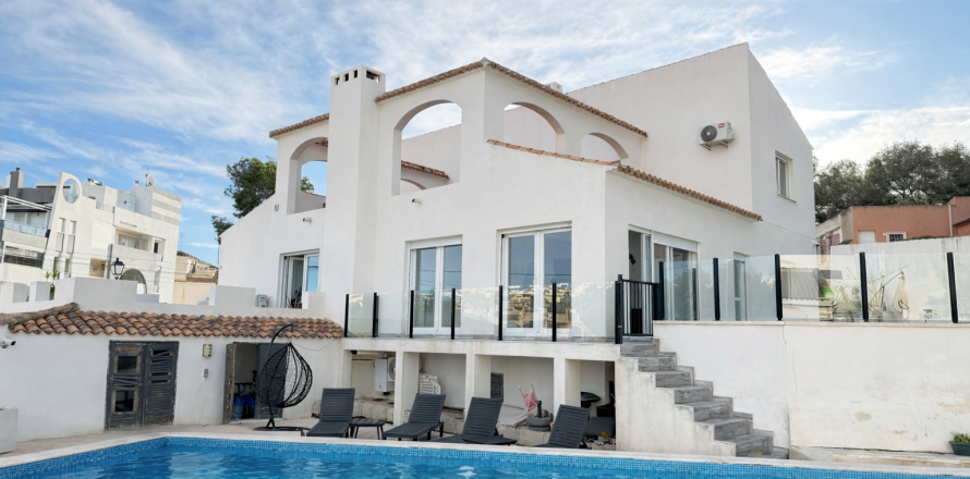 Villa a Villamartin, Alicante, Spagna 6 camere da letto, 240 mq. N° 151517