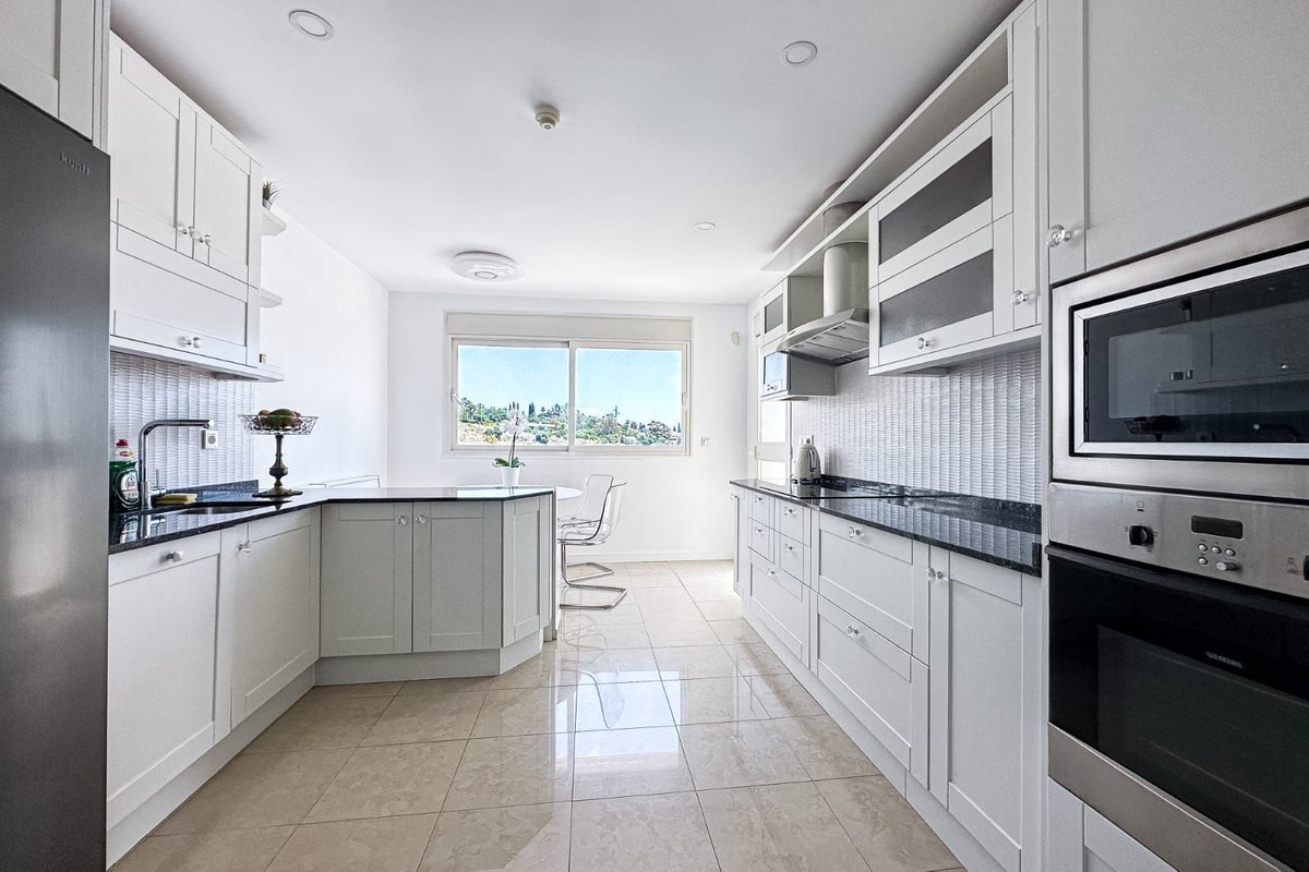 Huoneisto Marbella, Malaga, Espanja 3 makuuhuonetta, 318 m2 No. 133966