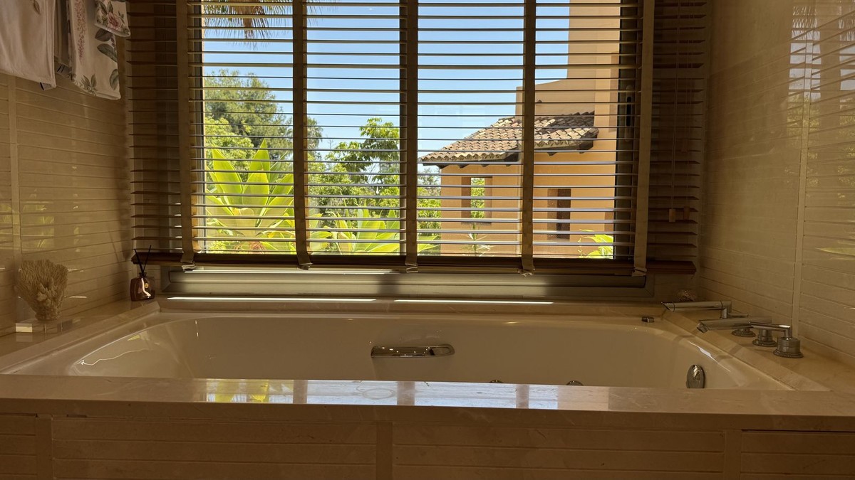 Commercial property à Marbella, Malaga, Espagne 3 chambres, 172 m2 No. 133967