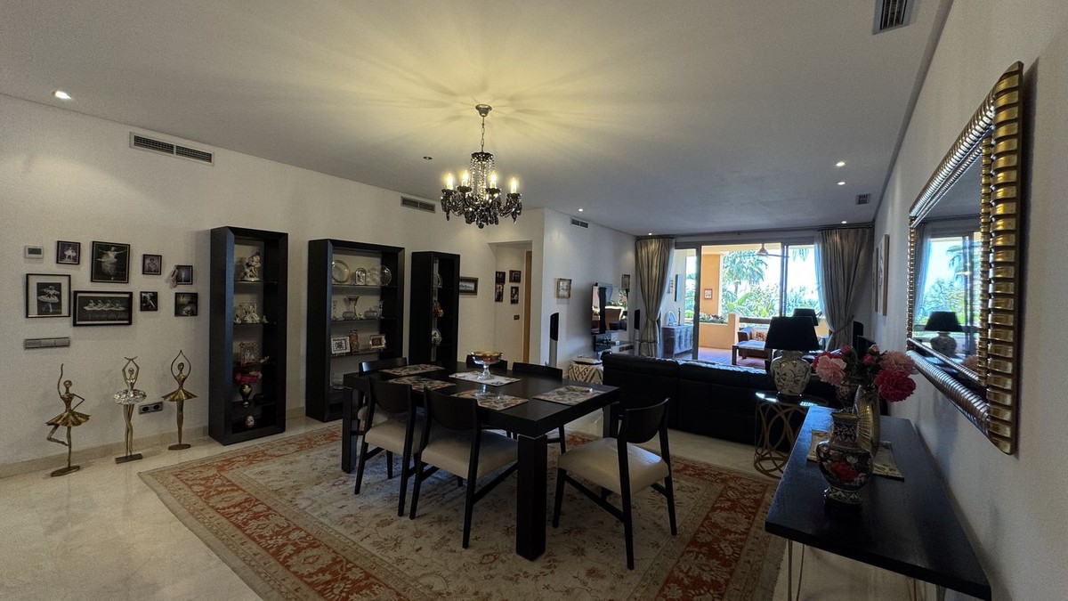 Commercial property à Marbella, Malaga, Espagne 3 chambres, 172 m2 No. 133967