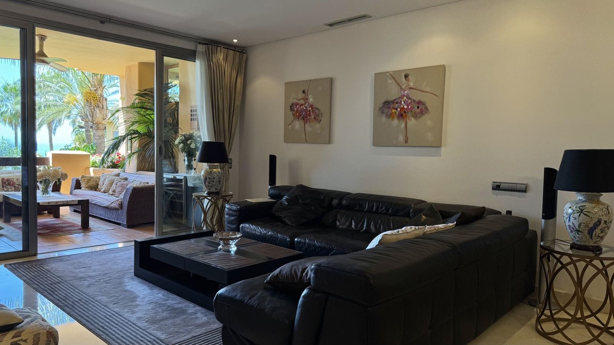 Commercial property à Marbella, Malaga, Espagne 3 chambres, 172 m2 No. 133967