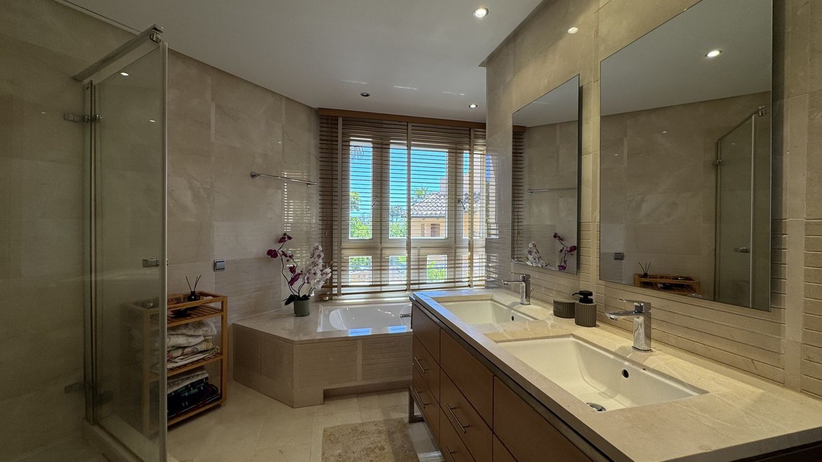 Commercial property à Marbella, Malaga, Espagne 3 chambres, 172 m2 No. 133967