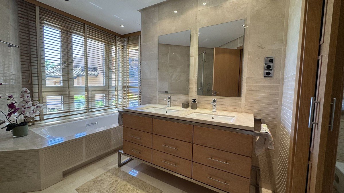 Commercial property à Marbella, Malaga, Espagne 3 chambres, 172 m2 No. 133967