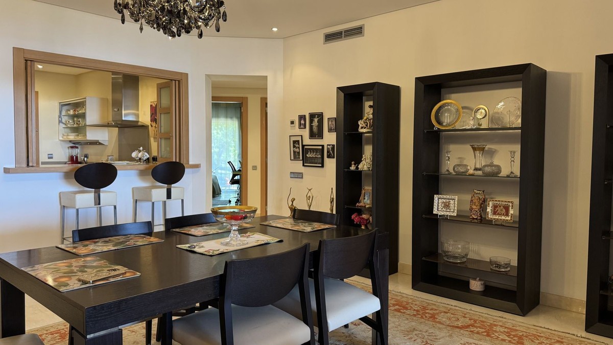 Commercial property à Marbella, Malaga, Espagne 3 chambres, 172 m2 No. 133967