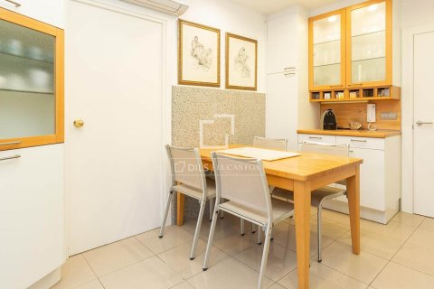 Huoneisto myytävänä Barcelona, Espanja, 5 makuuhuonetta, 204 m2 No. 192759 - kuva 13
