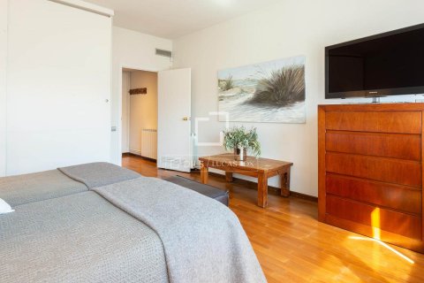 Huoneisto myytävänä Barcelona, Espanja, 5 makuuhuonetta, 204 m2 No. 192759 - kuva 15