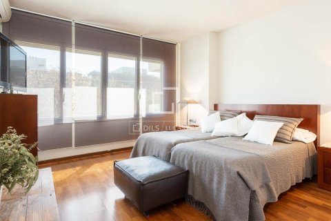 Huoneisto myytävänä Barcelona, Espanja, 5 makuuhuonetta, 204 m2 No. 192759 - kuva 14
