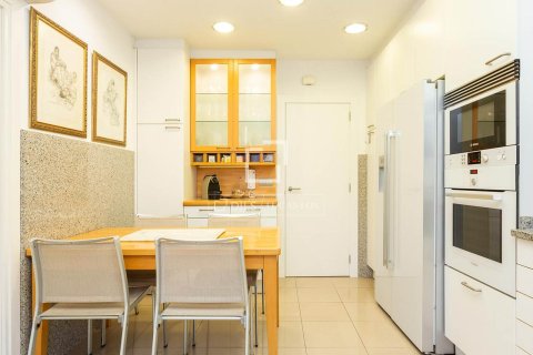 Huoneisto myytävänä Barcelona, Espanja, 5 makuuhuonetta, 204 m2 No. 192759 - kuva 12