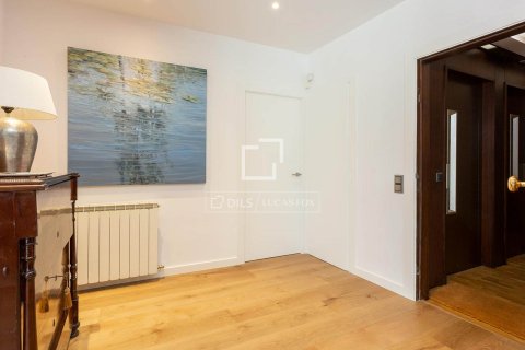 Huoneisto myytävänä Barcelona, Espanja, 5 makuuhuonetta, 204 m2 No. 192759 - kuva 27