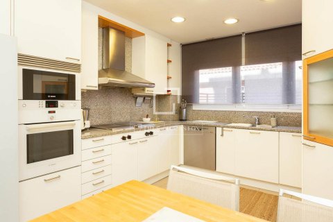 Huoneisto myytävänä Barcelona, Espanja, 5 makuuhuonetta, 204 m2 No. 192759 - kuva 11
