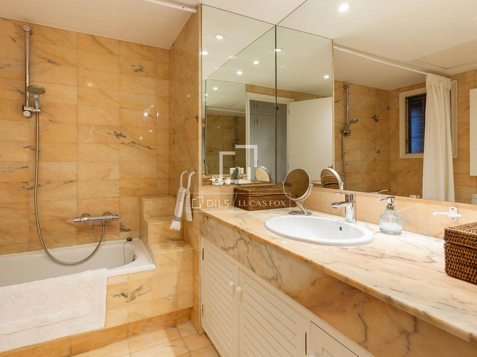 Apartment in Barcelona, Spain 5 bedrooms, 204 sq.m. No. 192759