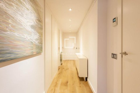 Huoneisto myytävänä Barcelona, Espanja, 5 makuuhuonetta, 204 m2 No. 192759 - kuva 19