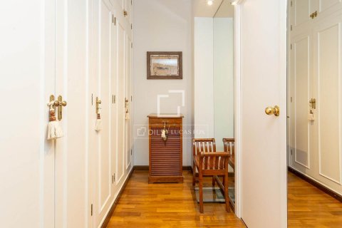Huoneisto myytävänä Barcelona, Espanja, 5 makuuhuonetta, 204 m2 No. 192759 - kuva 17