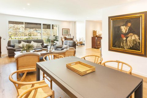 Huoneisto myytävänä Barcelona, Espanja, 5 makuuhuonetta, 204 m2 No. 192759 - kuva 8