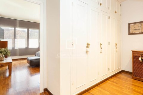 Huoneisto myytävänä Barcelona, Espanja, 5 makuuhuonetta, 204 m2 No. 192759 - kuva 16