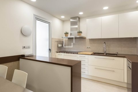 Kattohuoneisto myytävänä Barcelona, Espanja, 4 makuuhuonetta, 166 m2 No. 192761 - kuva 23