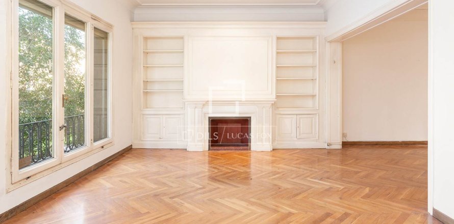 Huoneisto Barcelona, Espanja 5 makuuhuonetta, 244 m2 No. 192758