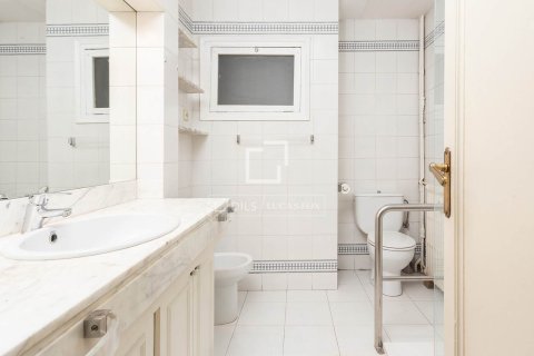 Huoneisto myytävänä Barcelona, Espanja, 5 makuuhuonetta, 244 m2 No. 192758 - kuva 15