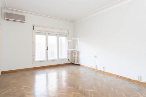 Huoneisto myytävänä Barcelona, Espanja, 5 makuuhuonetta, 244 m2 No. 192758 - kuva 12