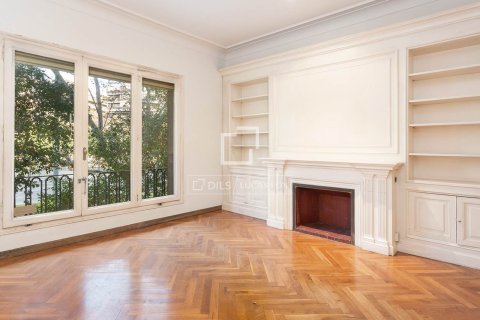 Huoneisto myytävänä Barcelona, Espanja, 5 makuuhuonetta, 244 m2 No. 192758 - kuva 2
