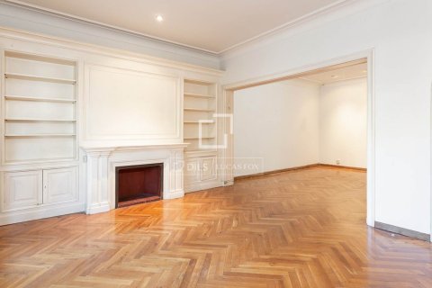Huoneisto myytävänä Barcelona, Espanja, 5 makuuhuonetta, 244 m2 No. 192758 - kuva 5