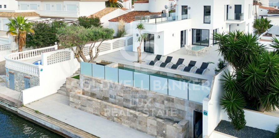 Villa a Empuriabrava, Girona, Spagna 5 camere da letto, 205 mq. N° 160347
