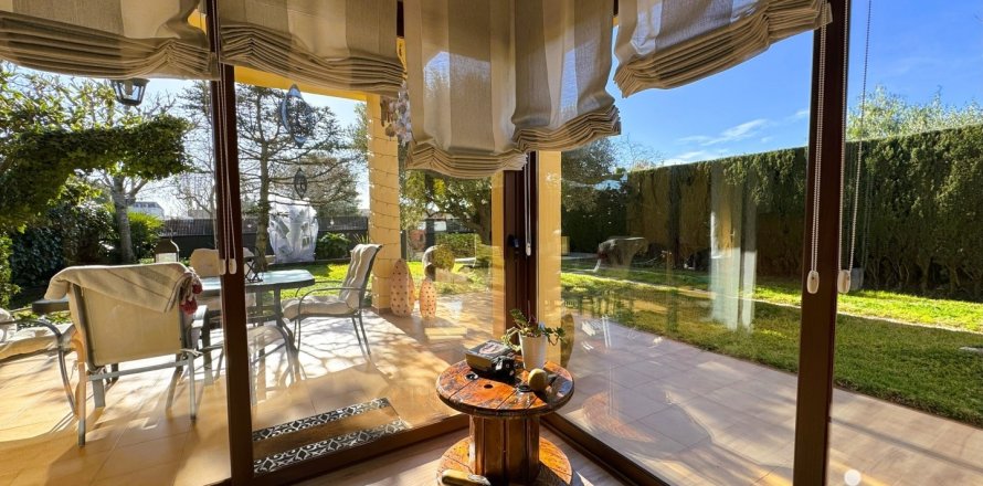 Dom w Barcelona, Hiszpania 4 sypialnie, 400 mkw. nr 153687