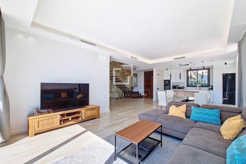 Villa for sale in Vilanova i la Geltru, Barcelona, Spain 4 bedrooms, 195 sq.m. No. 150285 - photo 3