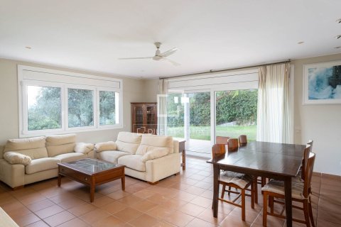 Villa for sale in Vallromanes, Barcelona, Spain 4 bedrooms, 471 sq.m. No. 150279 - photo 2