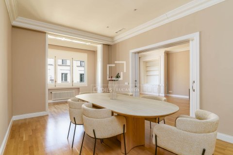 Huoneisto Barcelona, Espanja 4 makuuhuonetta, 218 m2 No. 192726