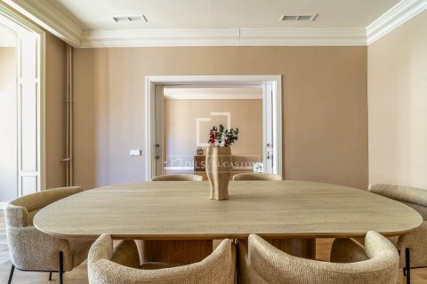 Huoneisto myytävänä Barcelona, Espanja, 4 makuuhuonetta, 218 m2 No. 192726 - kuva 3