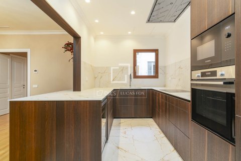 Huoneisto myytävänä Barcelona, Espanja, 4 makuuhuonetta, 218 m2 No. 192726 - kuva 9