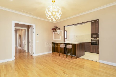 Huoneisto myytävänä Barcelona, Espanja, 4 makuuhuonetta, 218 m2 No. 192726 - kuva 10