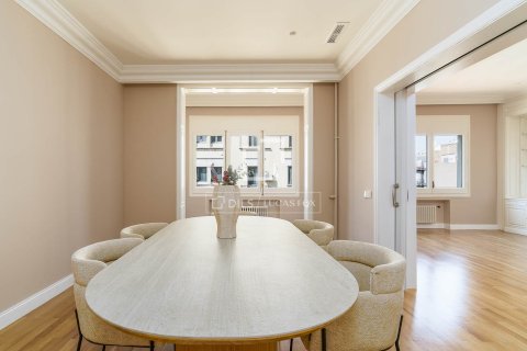Huoneisto myytävänä Barcelona, Espanja, 4 makuuhuonetta, 218 m2 No. 192726 - kuva 2