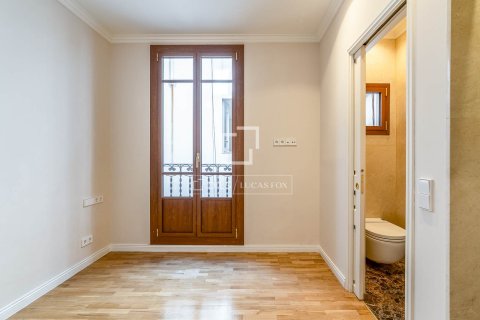 Huoneisto myytävänä Barcelona, Espanja, 4 makuuhuonetta, 218 m2 No. 192726 - kuva 18