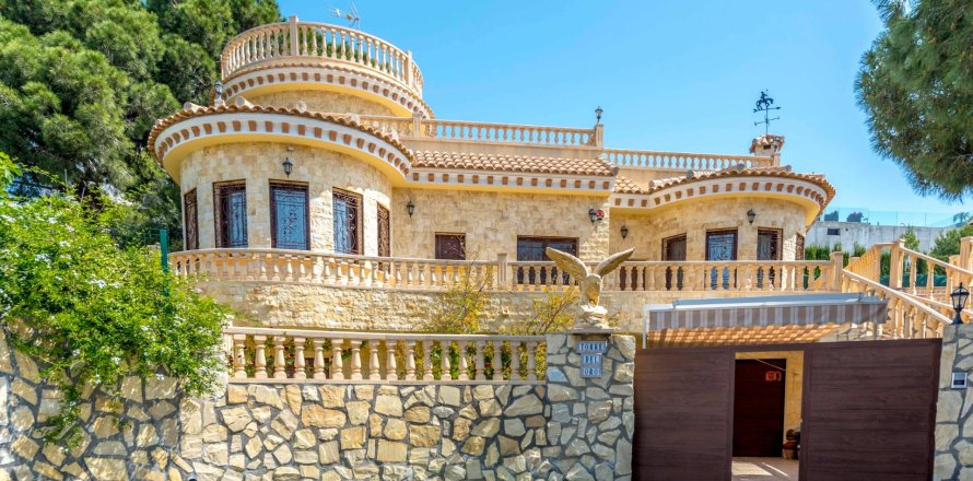 Villa in Dehesa De Campoamor, Alicante, Spain 4 bedrooms, 280 sq.m. No. 189605