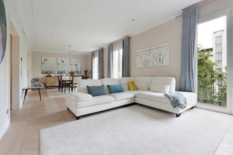 Apartamento en venta en Barcelona, España 3 dormitorios, No. 140948 - foto 1