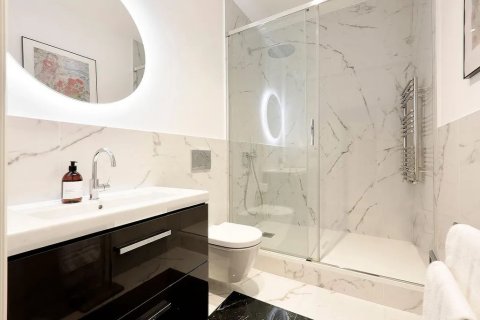 Apartamento en venta en Barcelona, España 3 dormitorios, No. 140948 - foto 24