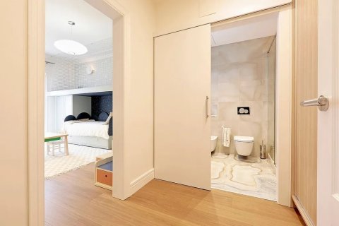 Apartamento en venta en Barcelona, España 3 dormitorios, No. 140948 - foto 25