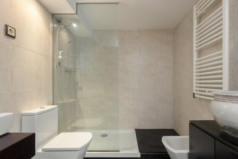Apartamento en venta en Barcelona, España 3 dormitorios, No. 140949 - foto 29