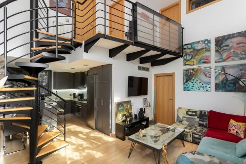 Apartamento en venta en Barcelona, España 3 dormitorios, No. 140949 - foto 1