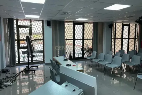 Liikekiinteistö L'Hospitalet de Llobregat, Barcelona, Espanja 311 m2 No. 166958