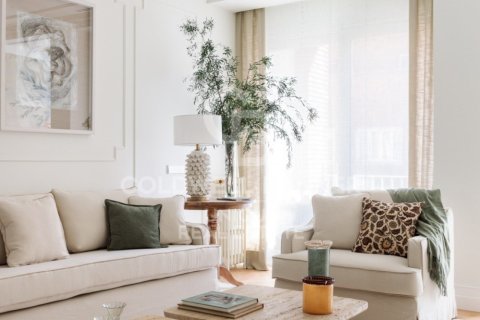 Apartment for sale in Madrid, Spain 3 bedrooms, 230 sq.m. No. 178883 - photo 7