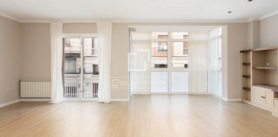 Apartamento en Barcelona, España 4 dormitorios, 130 m2 No. 150558