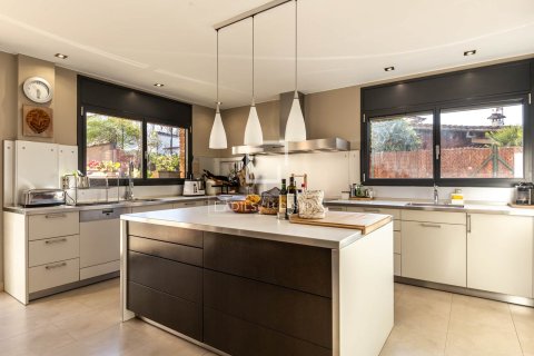 Villa for sale in Valldoreix, Barcelona, Spain 7 bedrooms, 734 sq.m. No. 150557 - photo 16