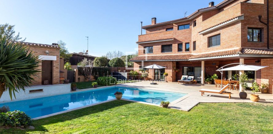 Villa in Valldoreix, Barcelona, Spain 7 bedrooms, 734 sq.m. No. 150557