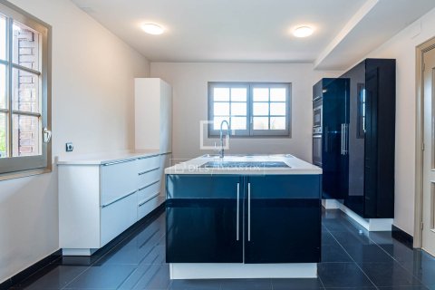 Villa for sale in Castelldefels, Barcelona, Spain 5 bedrooms, 263 sq.m. No. 164624 - photo 8