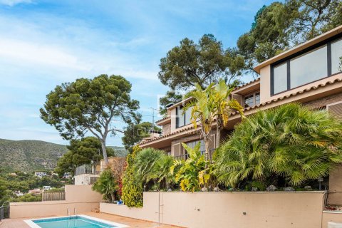 Villa for sale in Castelldefels, Barcelona, Spain 5 bedrooms, 263 sq.m. No. 164624 - photo 2