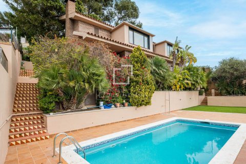 Villa for sale in Castelldefels, Barcelona, Spain 5 bedrooms, 263 sq.m. No. 164624 - photo 3