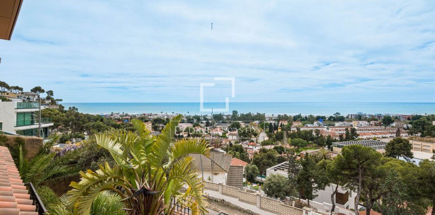 Villa in Castelldefels, Barcelona, Spain 5 bedrooms, 263 sq.m. No. 164624